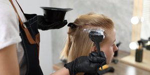 Κομμωτής βάφει μαλλιά