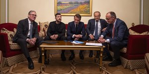 Η στιγμή που ο Εμανουέλ Μακρόν συνομιλεί τηλεφωνικά με τον Ντόναλντ Τραμπ παρουσία του Ζελένσκι και Ευρωπαίων ηγετών