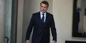 Ο Γάλλος πρόεδρος Εμανουέλ Μακρόν, έξω από το Μέγαρο των Ηλυσίων στο Παρίσι 