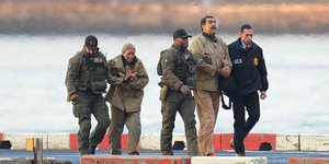 Ο Νικολάς Μαδούρο και η σύζυγός του μεταφέρονται, με χειροπέδες, σε δικαστήριο στο Μανχάταν της Νέας Υόρκης 