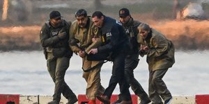 Ο Νικολάς Μαδούρο κρατούμενος από τις αμερικανικές αρχές 