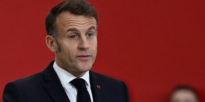 Με πρησμένο και κατακόκκινο μάτι εμφανίστηκε ο Εμανουέλ Μακρόν