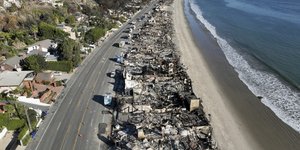 Μια εναέρια φωτογραφία δείχνει την καταστροφή από τη φωτιά Palisades σε παραθαλάσσια σπίτια την Τετάρτη 15 Ιανουαρίου 2025 στο Μάλιμπου της Καλιφόρνια