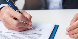 Όποιος τονίζει επανειλημμένα το όνομά του ή το διακοσμεί έντονα, συχνά στέλνει το μήνυμα: «Θέλω να σημαίνω κάτι», άλλοτε από πραγματική δύναμη, άλλοτε από φόβο μήπως περάσει απαρατήρητος / SHUTTERSTOCK