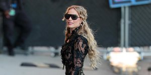 Η Μάργκοτ Ρόμπι κατά την άφιξή της στο «The Jimmy Kimmel Show» στο Λος Άντζελες/Φωτογραφία: Profimedia