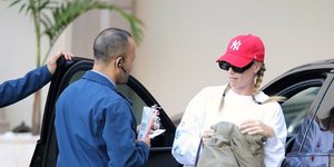 Η Μάργκοτ Ρόμπι φόρεσε πρώτη τα sneakers που γίνονται τάση το 2026