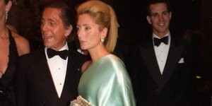 Ο Valentino με τη Μαρί Σαντάλ στο MET gala 2001