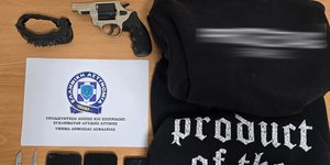 Μαχαιρια και πιστόλι συμμορίας