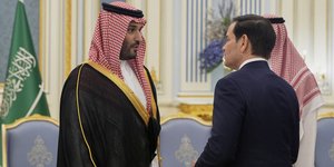 Ο πρίγκιπας διάδοχος της Σαουδικής Αραβίας Μοχάμεντ Μπιν Σαλμάν και ο Αμερικανός ΥΠ ΕΞ Μάρκο Ρούμπιο