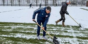 Ο Μεντιλίμπαρ πήρε το φτυάρι και καθάριζε το χιόνι στο προπονητικό κέντρο 