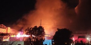 Μεγάλη φωτιά σε εργοστάσιο πλαστικών στο Μενίδι