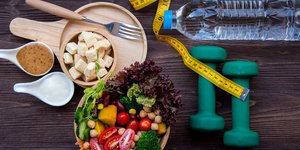 Σαλάτα μεζούρα και βαράκια