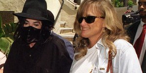 Ο Μάικλ Τζάκσον με τη σύζυγό του Ντέμπι Ρόου στην Πασαντίνα, Καλιφόρνια, στις 28 Απριλίου 1996 