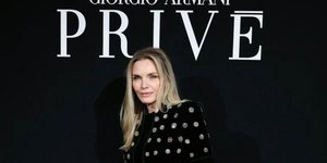 Η Μισέλ Φάιφερ διαχρονικά κομψή σε σπάνια εμφάνιση στα front rows του Παρισιού