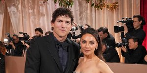 Μίλα Κούνις και Άστον Κούτσερ στις Χρυσές Σφαίρες: Σπάνια κοινή εμφάνιση στο κόκκινο χαλί μετά από χρόνια