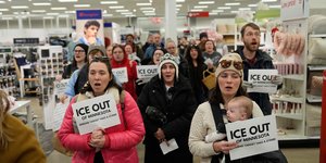 Διαδηλωτές κατά της ICE στη Μινεάπολη