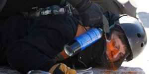 Μια διαδηλώτρια δέχεται ψεκασμό με δακρυγόνο σε μικρή απόσταση κατά τη σύλληψή της κοντά στο σημείο όπου πέθανε ο 37χρονος Άλεξ Πρέτι