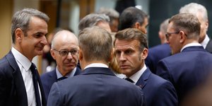 Μητσοτάκης και Μακρόν σε πηγαδάκι στην ΕΕ