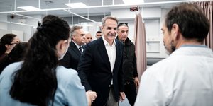 Ο Κυριάκος Μητσοτάκης στο ΤΕΠ του «Ερυθρού Σταυρού»