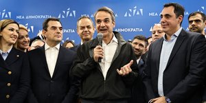 Ο Κυριάκος Μητσοτάκης κόβει την πρωτοχρονιάτικη πίτα στα γραφεία της ΝΔ 