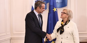 Στιγμιότυπο από την συνάντηση του Κυριάκου Μητσοτάκη με την Γαλλίδα υπουργό Ενόπλων Δυνάμεων, Κατρίν Βοτρέν 