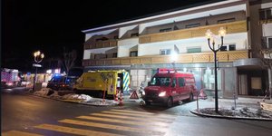 Έξω από το μπαρ όπου ξέσπασε η φονική φωτιά στο Κραν Μοντανά 