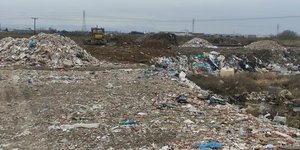 Τα μπάζα και τα πλαστικά που πετούσαν σε οικόπεδο στη Σίνδο