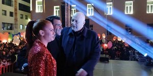 Ο Αχιλλέας Μπέος στην εκδήλωση με τα φαναράκια στο Βόλο, χωρίς τον παρουσιαστή Σωτήρη Πολύζο