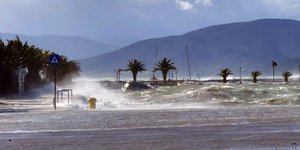 Η θάλασσα βγήκε στη στεριά στο Ναύπλιο λόγω των ισχυρών ανέμων