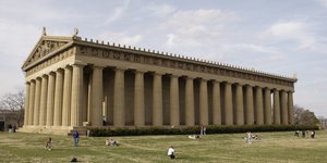Κόσμος χαλαρώνει κοντά στον Παρθενώνα στο Νάσβιλ του Τενεσί 