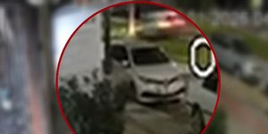 Καρέ καρέ η στιγμή που ΙΧ καρφώνεται σε κολώνα στις γραμμές του τραμ στη Νέα Σμύρνη