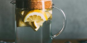 Το λάθος που κάνουν πολλοί όταν πίνουν χυμό λεμονιού με άδειο στομάχι το πρωί