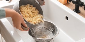 Γιατί δεν πρέπει να στραγγίζετε τα ζυμαρικά σας στο νεροχύτη