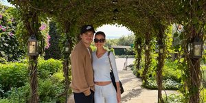 Ο Μπρούκλιν Μπέκαμ με τη Νίκολα Πελτζ και το σκύλο τους