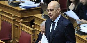 O Νίκος Δένδιας στη Βουλή