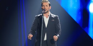 Νίκος Βέρτης τραγουδά