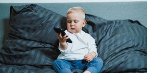 Δίχρονο νήπιο βλέπει βίντεο σε κινητό τηλέφωνο