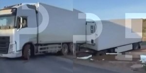 Νταλίκα κόλλησε στα λασπόνερα στα Καλύβια την ώρα που έκανε αναστροφή