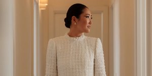 Η νύφη που μας έκλεψε την καρδιά με ένα πρωτότυπο 3-σε-1 φόρεμα και σανδάλια της Celine