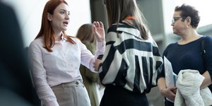 Γυναίκες συνομιλούν