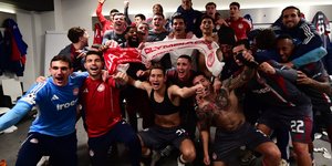 Οι παίκτες του Ολυμπιακού πανηγυρίζουν μετά τον θρίαμβο επί του Άγιαξ