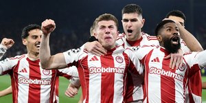 Οι παίκτες του Ολυμπιακού πανηγυρίζουν