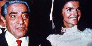 Η ιστορία πίσω από το νυφικό της Τζάκι Κένεντι για τον γάμο με τον Αριστοτέλη Ωνάση -Είχε τη υπογραφή Valentino