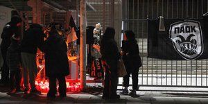 Οπαδοί του ΠΑΟΚ έξω από τη Τούμπα αφήνουν λουλούδια