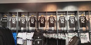 Φανέλες με τα ονόματα των αδικοχαμένων οπαδών στην μπουτίκ του ΠΑΟΚ