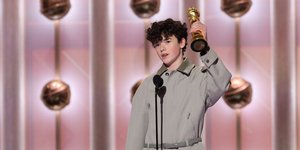 Ο Όουεν Κούπερ στις φετινές Χρυσές Σφαίρες κρατώντας το βραβείο του 