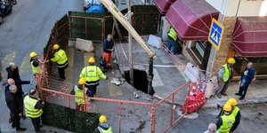 Παγκράτι: Άνοιξε τρύπα στο έδαφος στη Βασιλέως Γεωργίου Β'