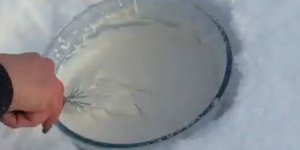 Viral η μητέρα στον Καναδά που έφτιαξε παγωτό έξω στο χιόνι, στους -15 βαθμούς 