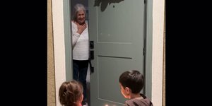 Έκαναν έκπληξη στη γειτόνισσά τους με μια τούρτα για τα 80α της γενέθλια