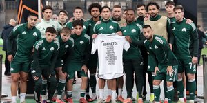 Οι παίκτες του Παναθηναϊκού τίμησαν τους νεκρούς οπαδούς του ΠΑΟΚ